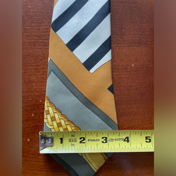 Hermes Men’s tie 100% silk in gold, white, gray and black pattern. - Picture 6 of 8